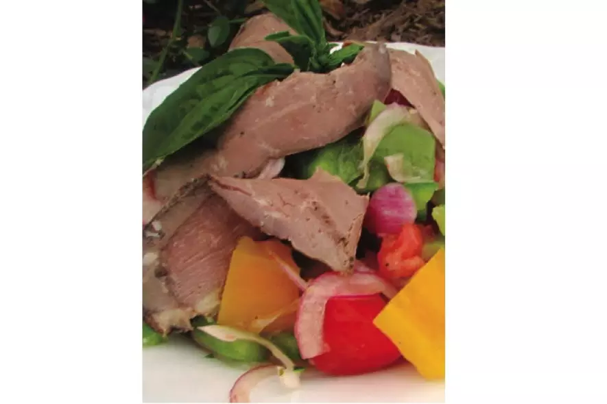   Salade méditerranéenne au smoked meat de canard